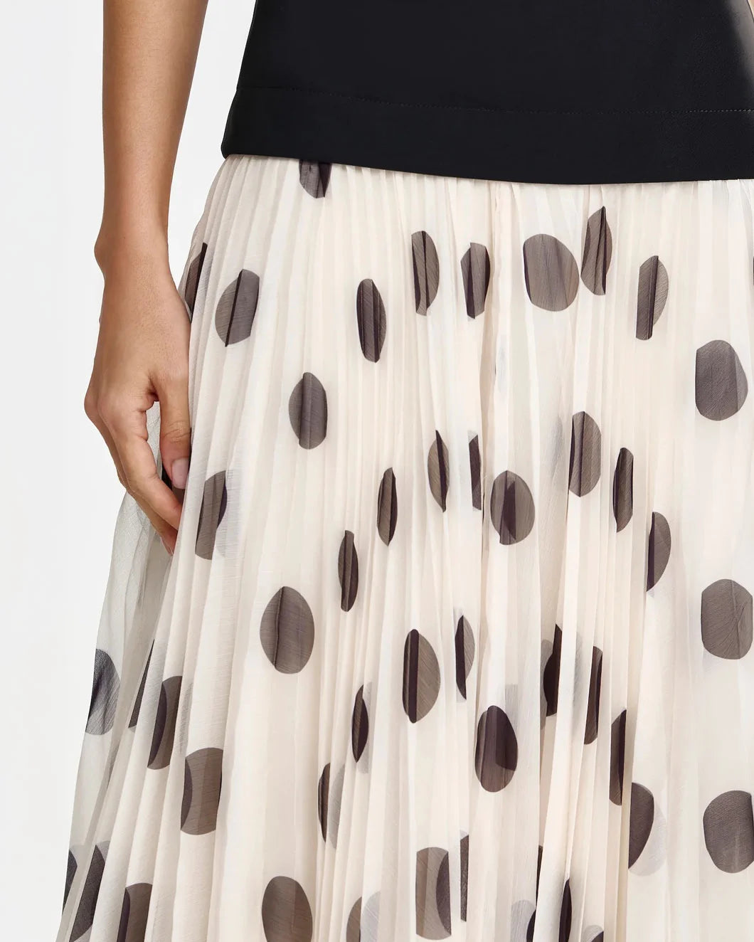 ACLER Poznik Maxi Dress on figure front detail