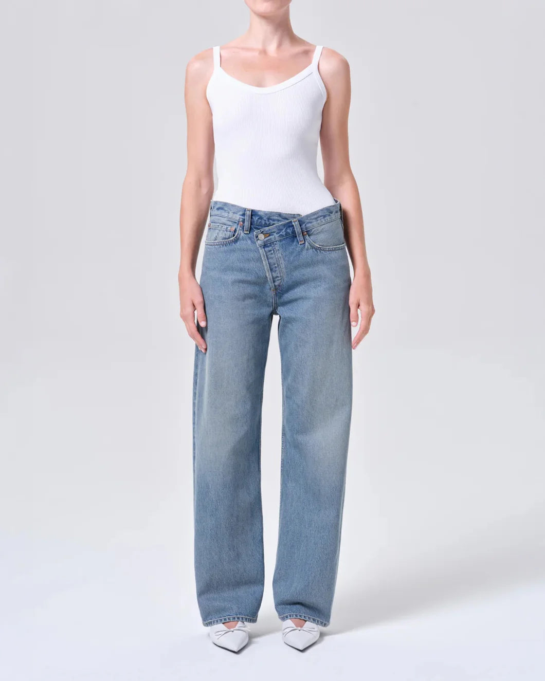 AGOLDE Arc criss cross jean in conclusion on figure front