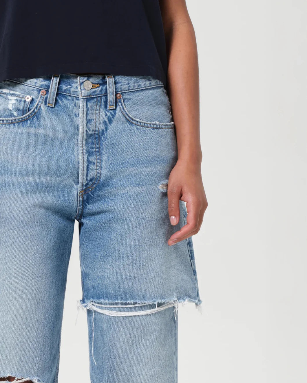 AGOLDE amryn jean medium indigo on figure front detail