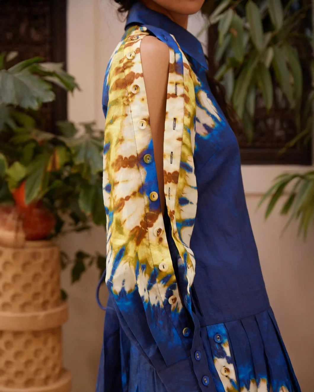 ALEMAIS martine shirtdress navy on figure side detail