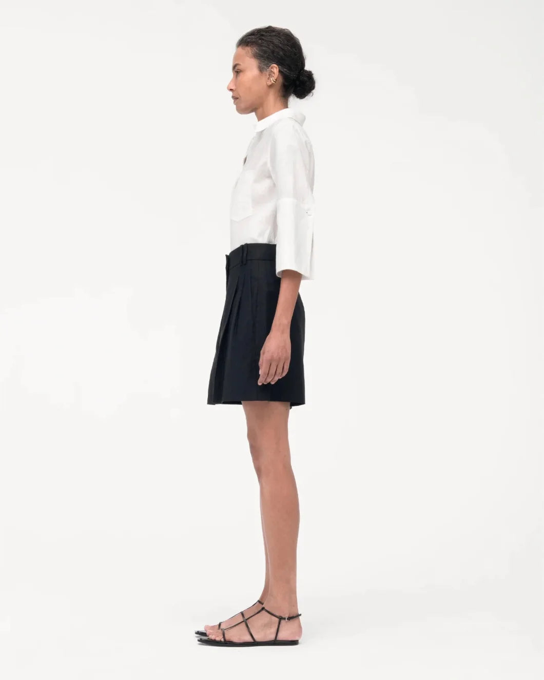 ANOTHER TOMORROW Pleated short black on figure side