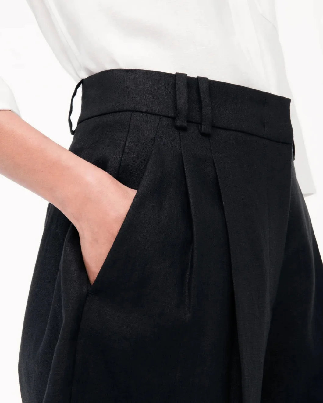 ANOTHER TOMORROW Pleated short black on figure side detail