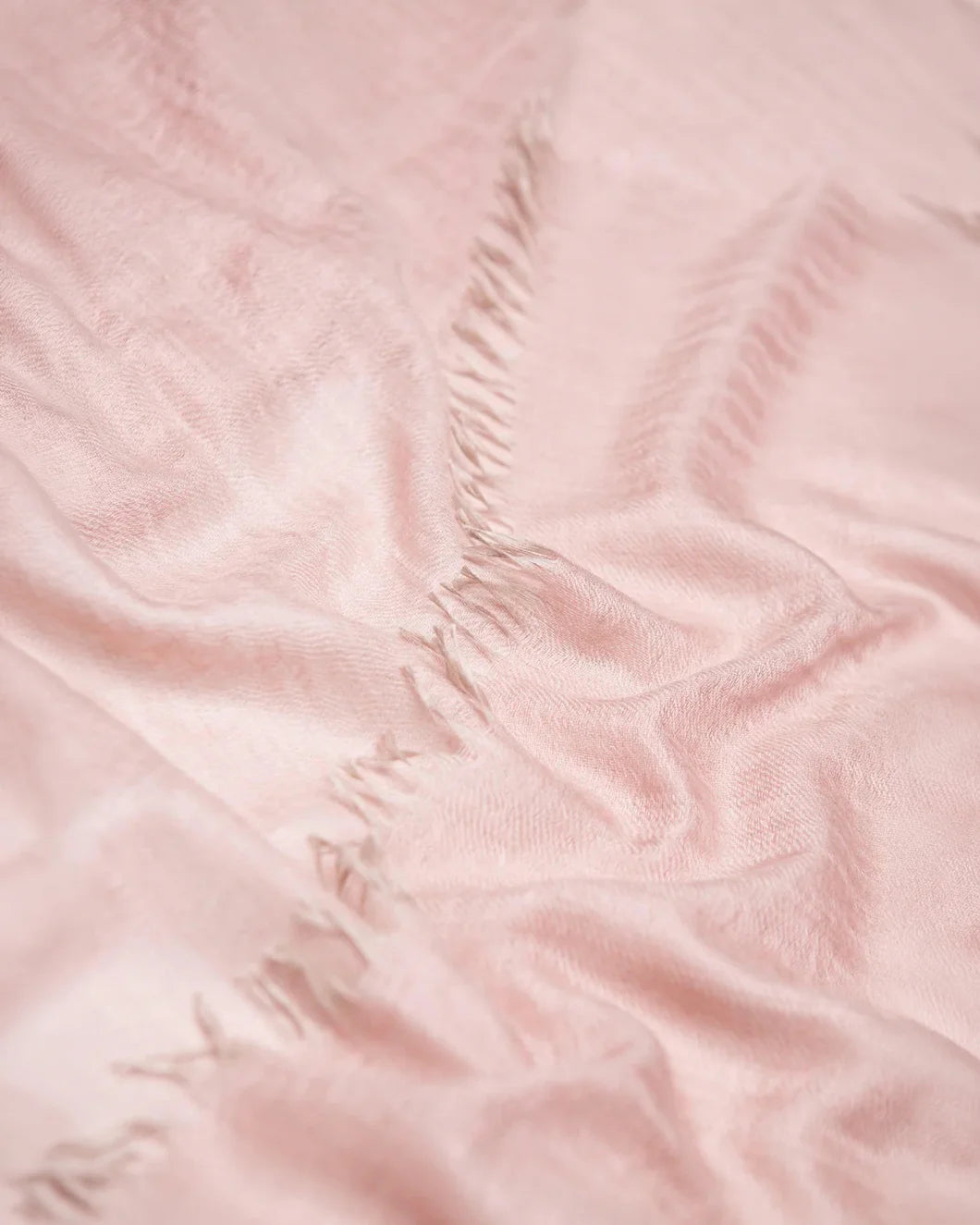 BEGG X CO staffa Solid Cashmere Scarf rosa pink front detail