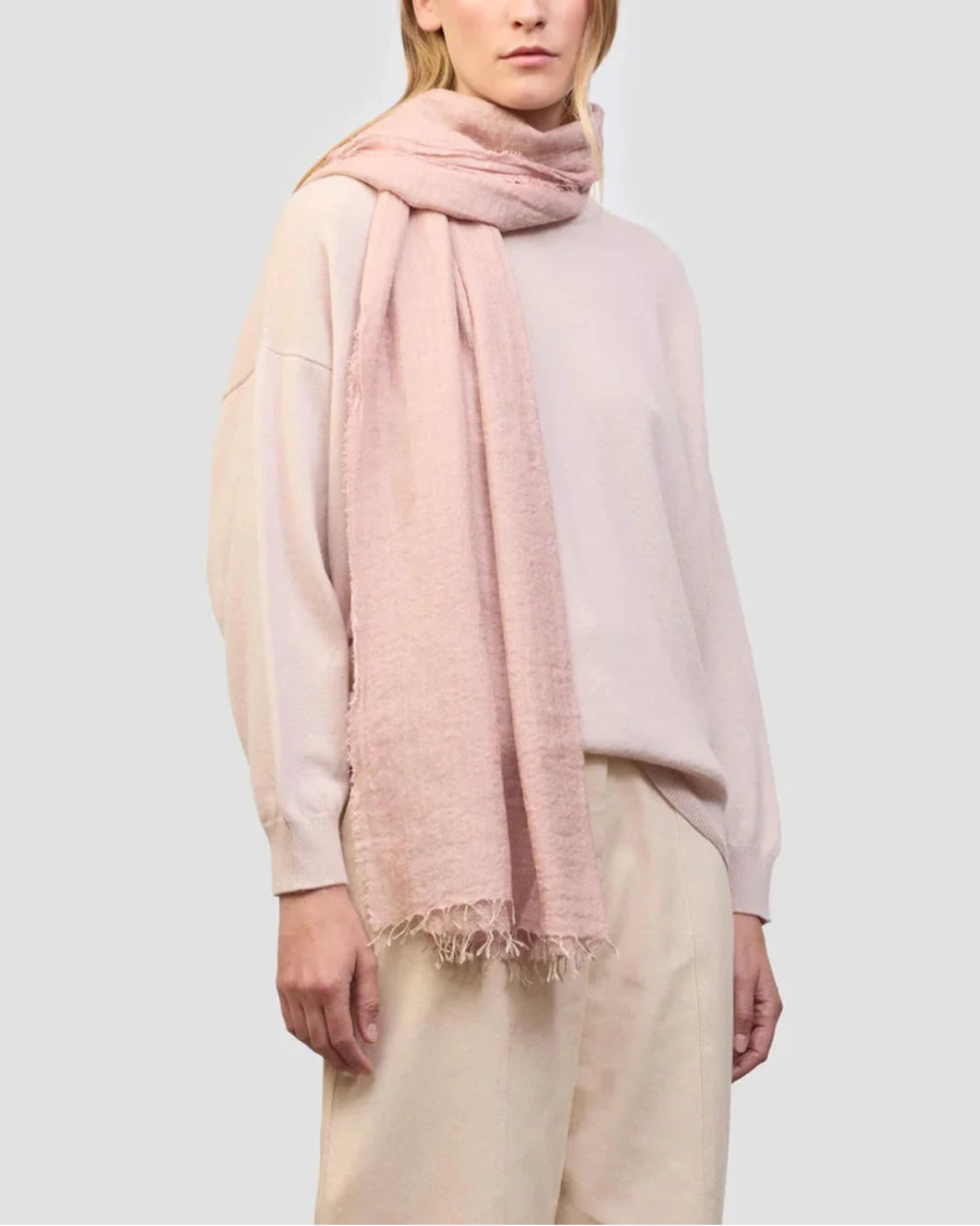 BEGG X CO staffa Solid Cashmere Scarf rosa pink on figure front