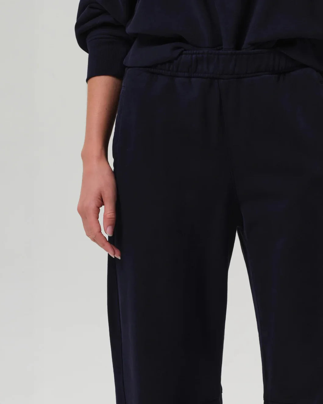 CITIZENS miro sweatpant navy on figure detail
