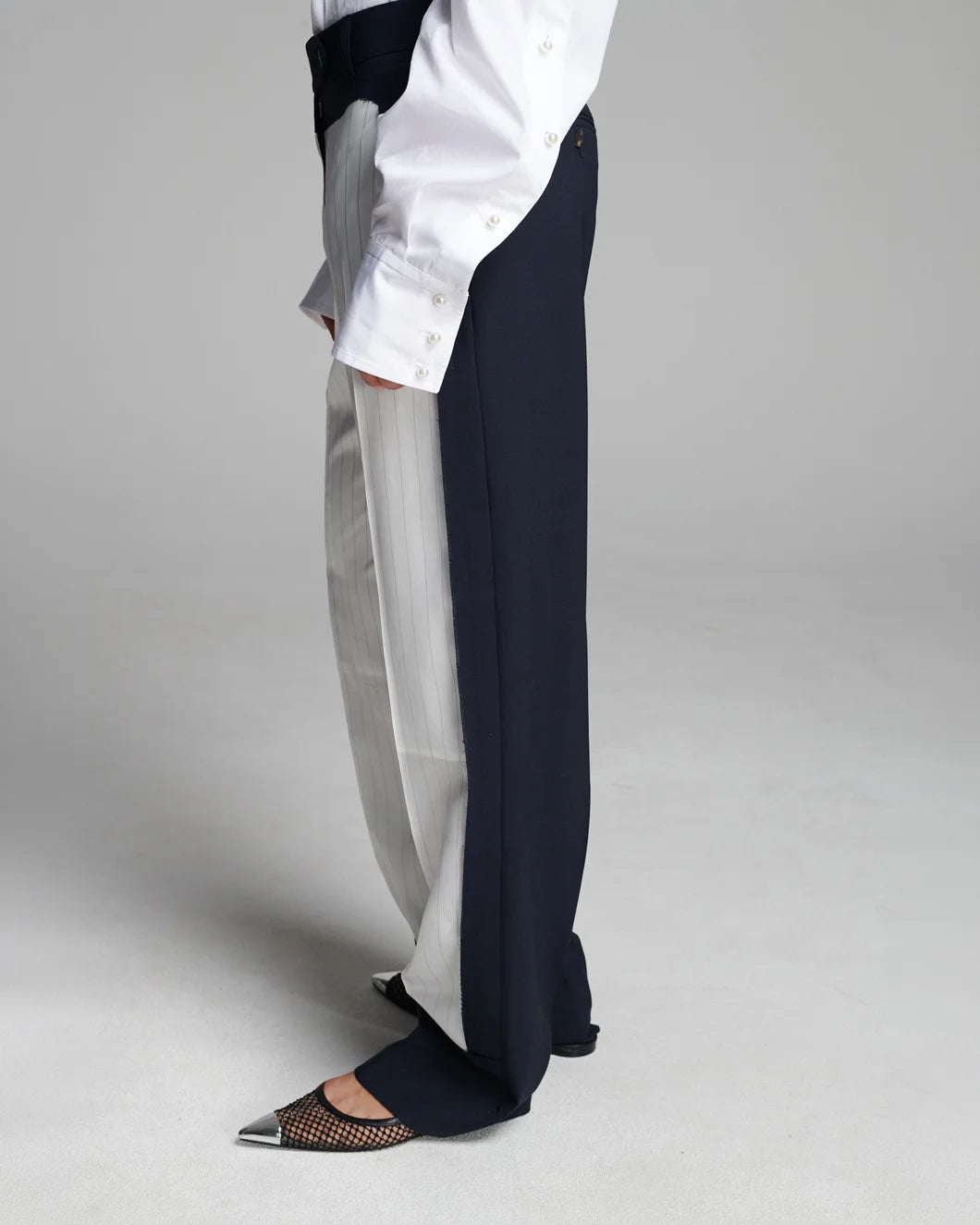 FRENKEN Crag Cutted Pants navy on figure side detail