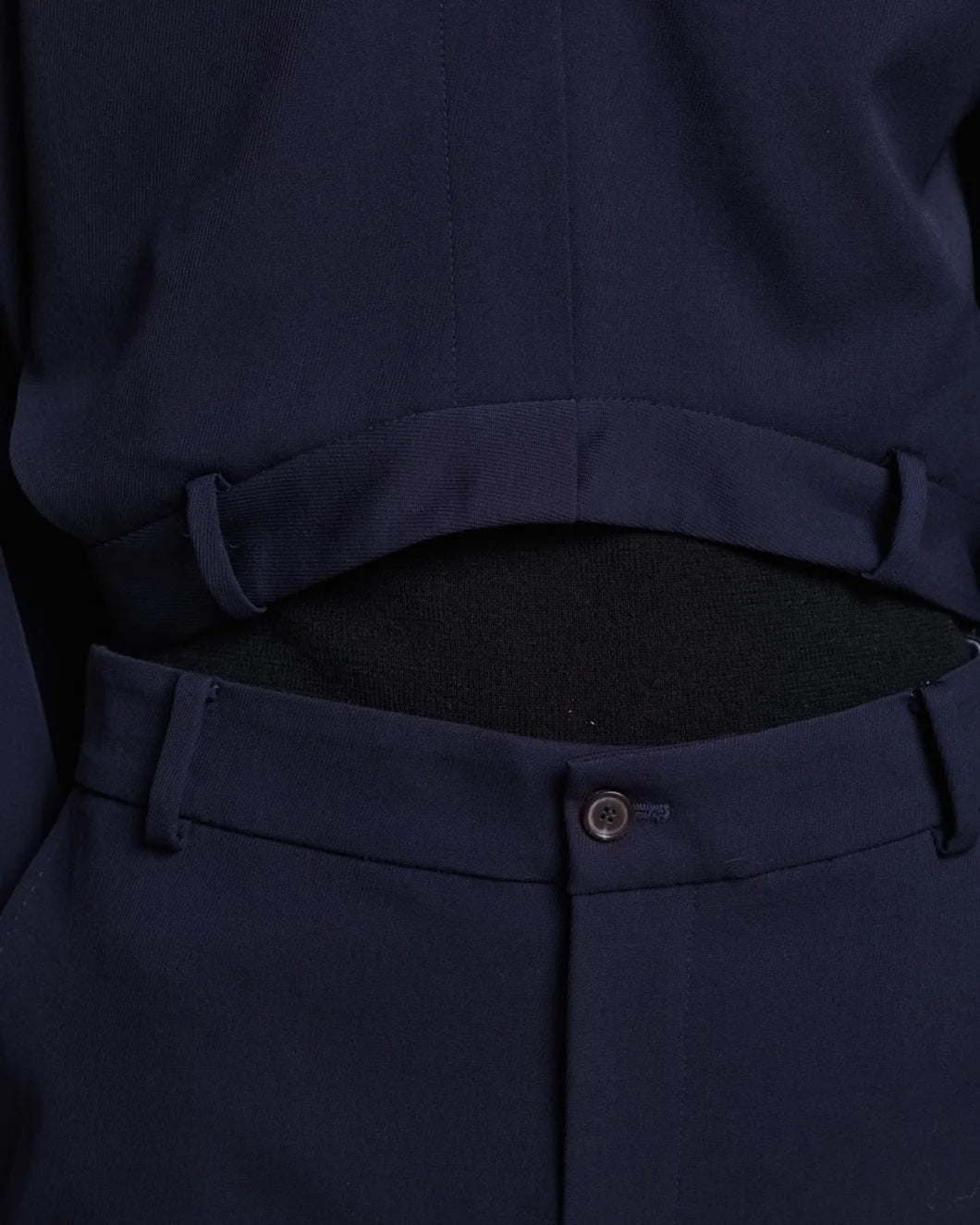 FRENKEN pantalon top navy on figure hem detail