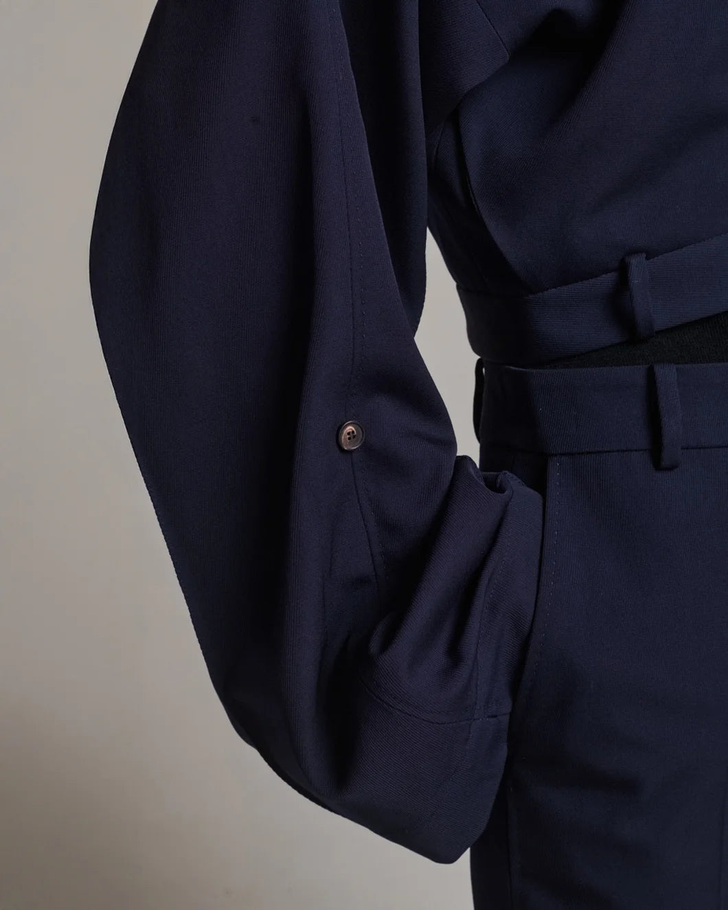 FRENKEN pantalon top navy on figure sleeve detail