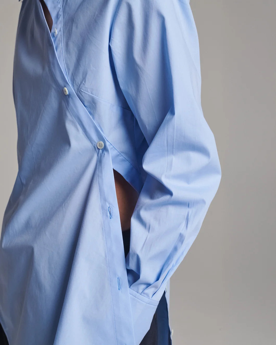 FRENKEN twisted cotton shirt light blue on figure detail