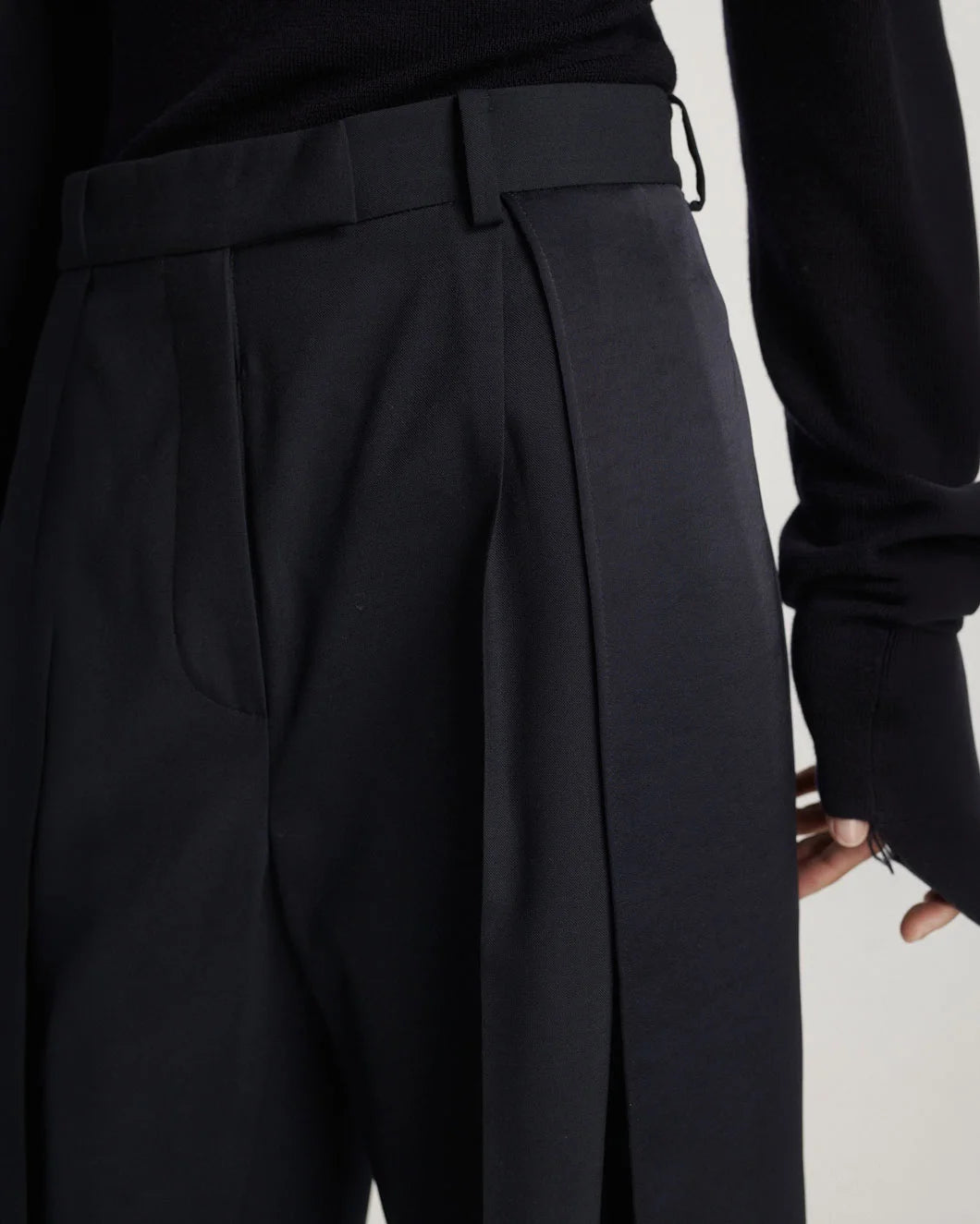 FRENKEN Best S6 Large pants Satin Scarf Navy on figure front detail