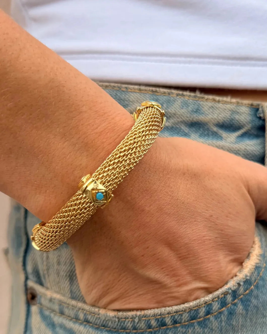 HOLST + LEE classic mesh bracelet gold with turquoise on figure front