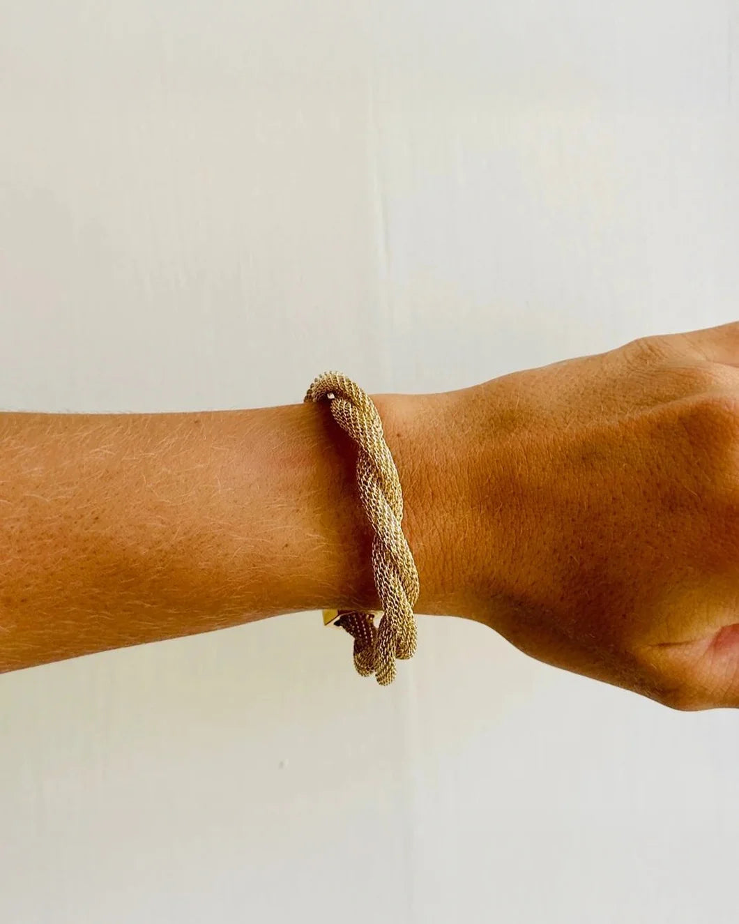 HOLST + LEE twisted mesh bracelet gold on figure