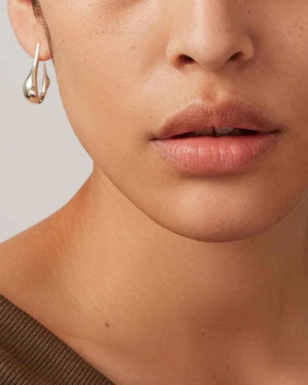 JENNY BIRD Colette hoops silver on figure front