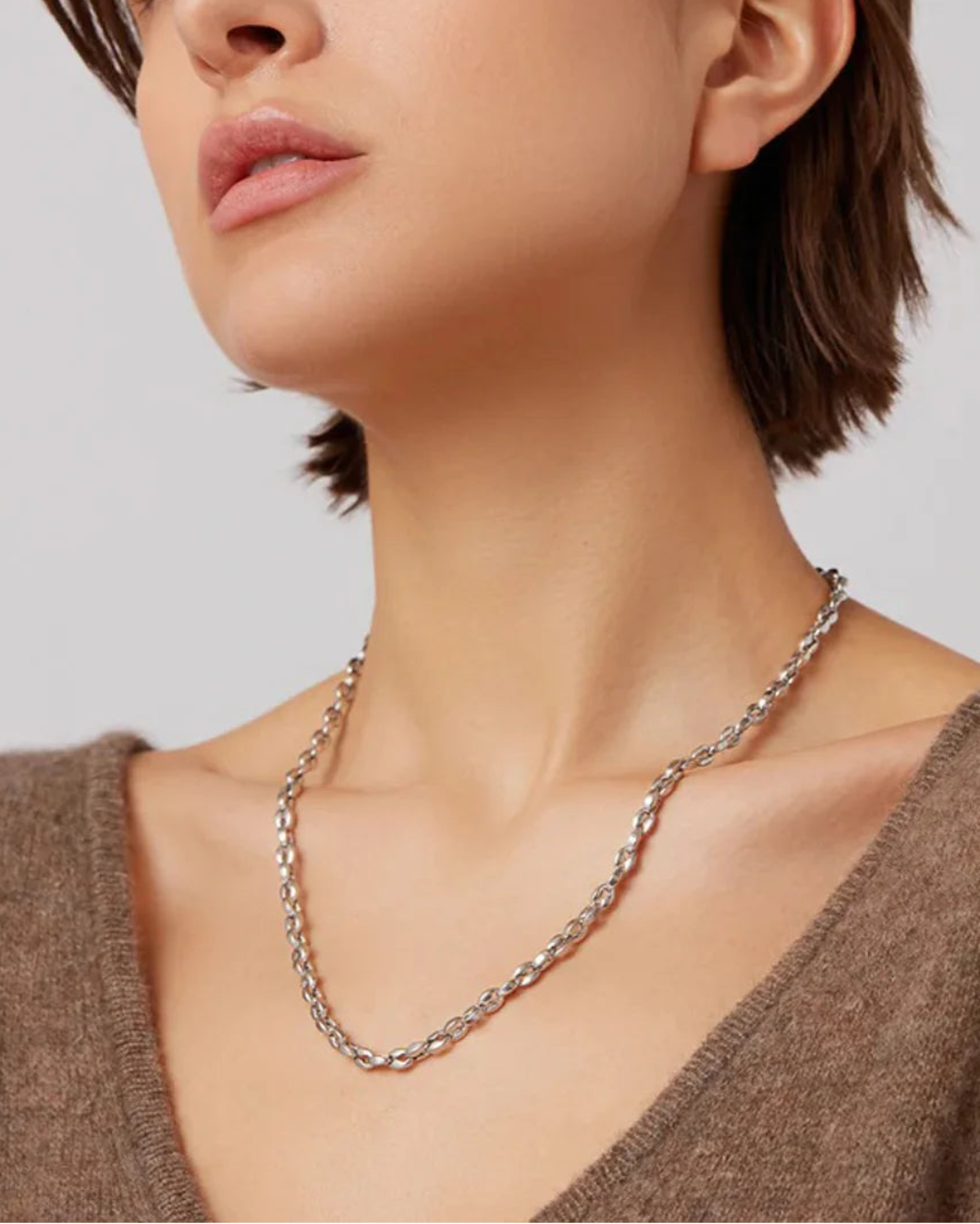 JENNY BIRD Dhani chain silver on figure front 1