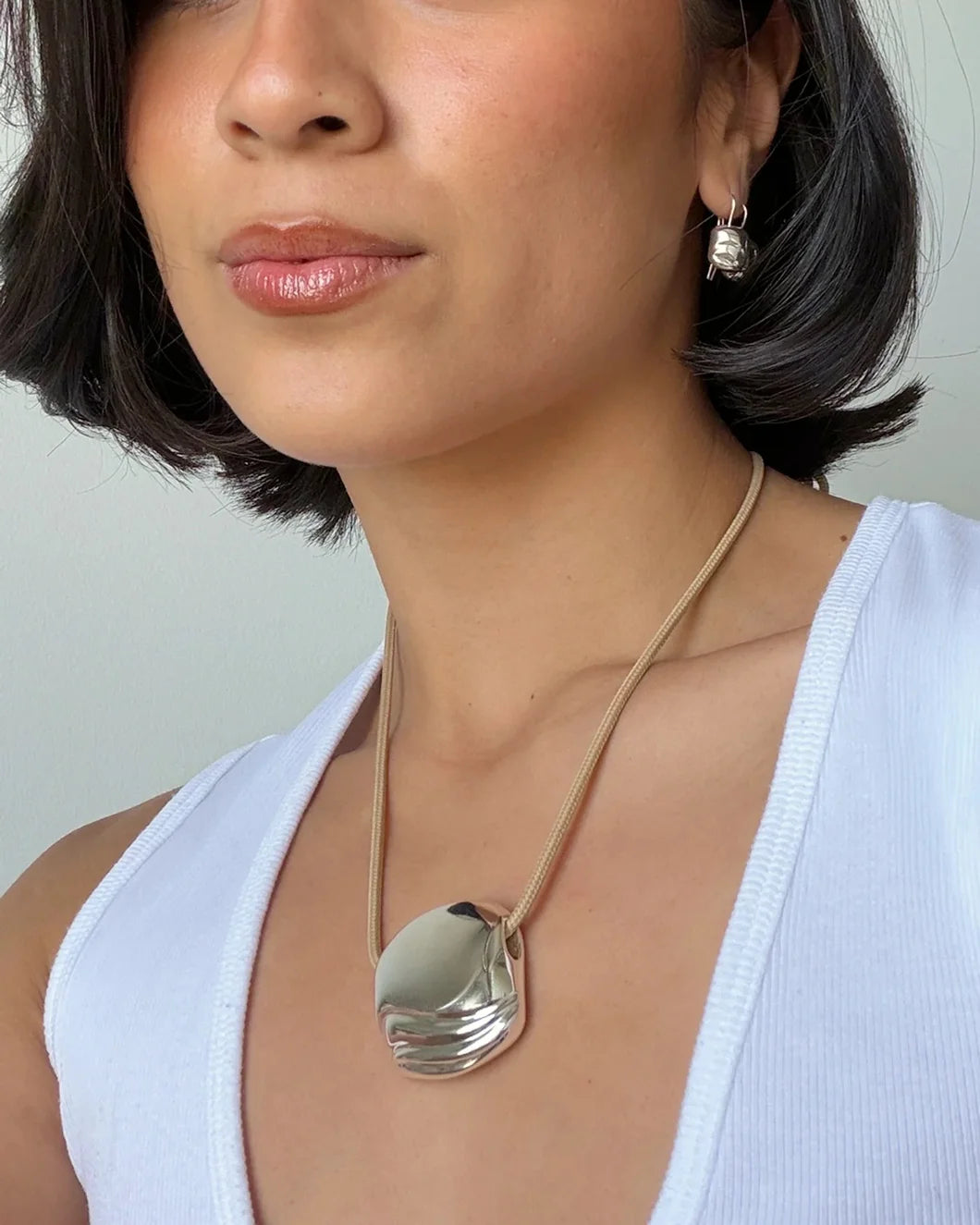 JENNY BIRD Rue rope necklace silver on figure front 2