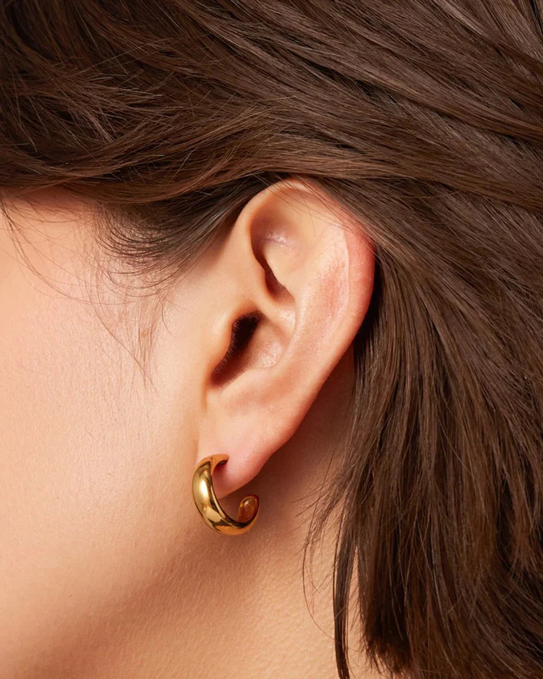 JENNY BIRD Staple hoops small gold on figure side