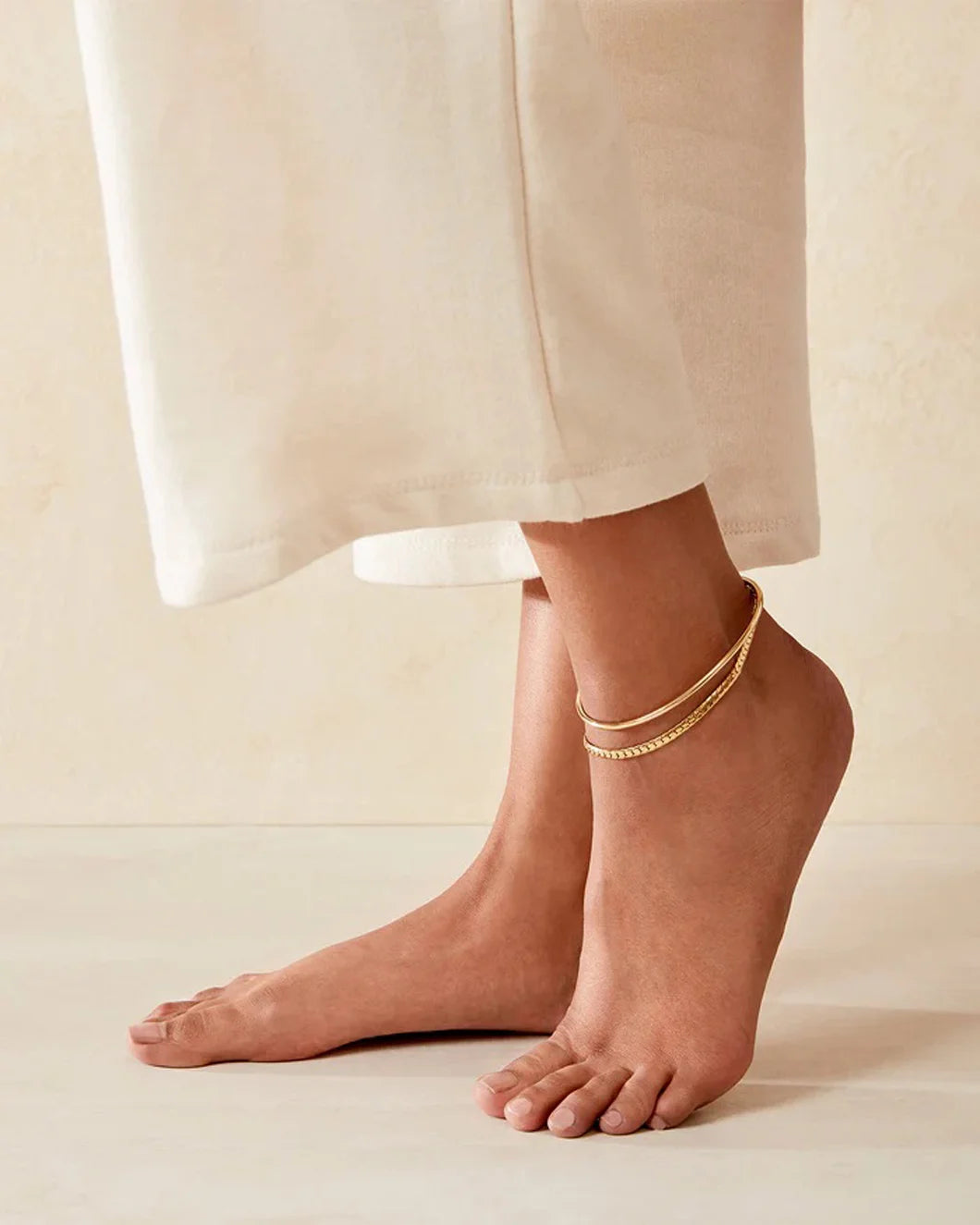 JENNY BIRD dane anklet gold on figure front 1