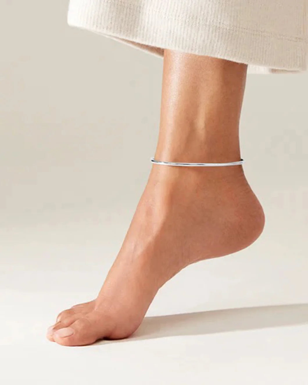 JENNY BIRD dane anklet silver on figure front