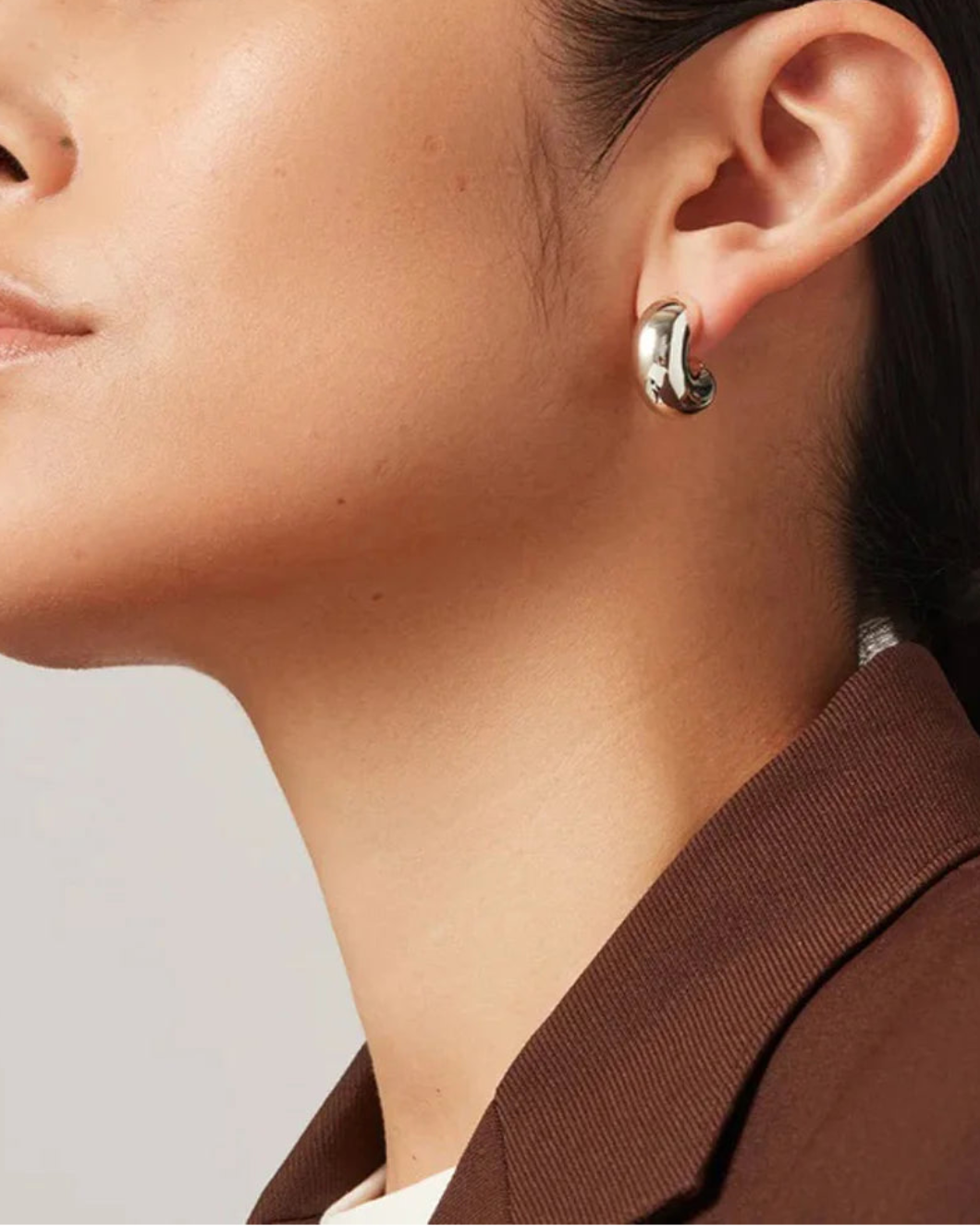 JENNY BIRD tome hoop earrings silver on figure side