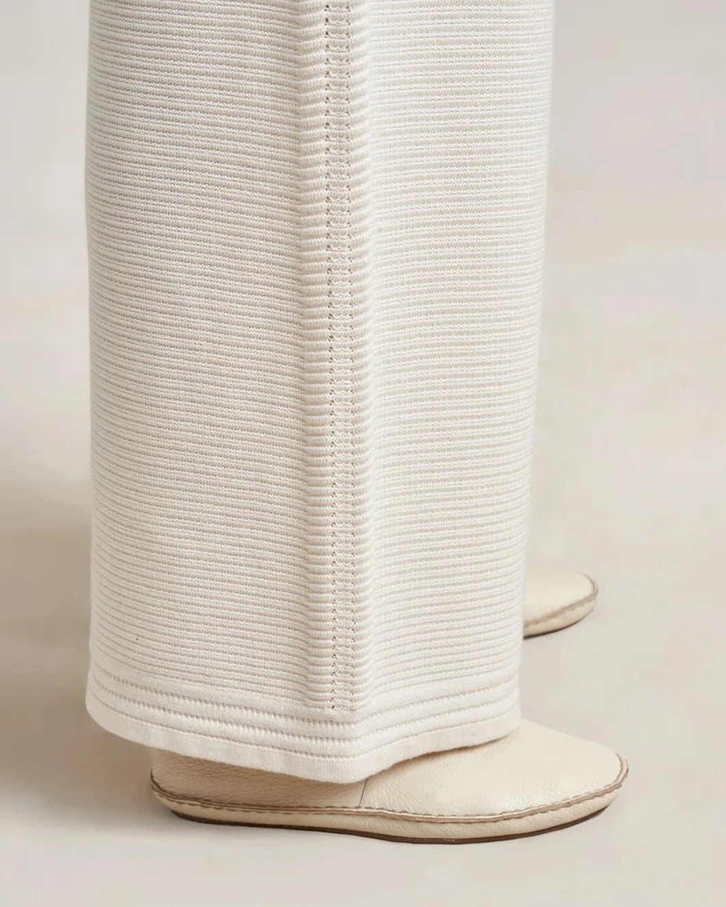 LA LIGNE Babs pants in ivory on figure side detail