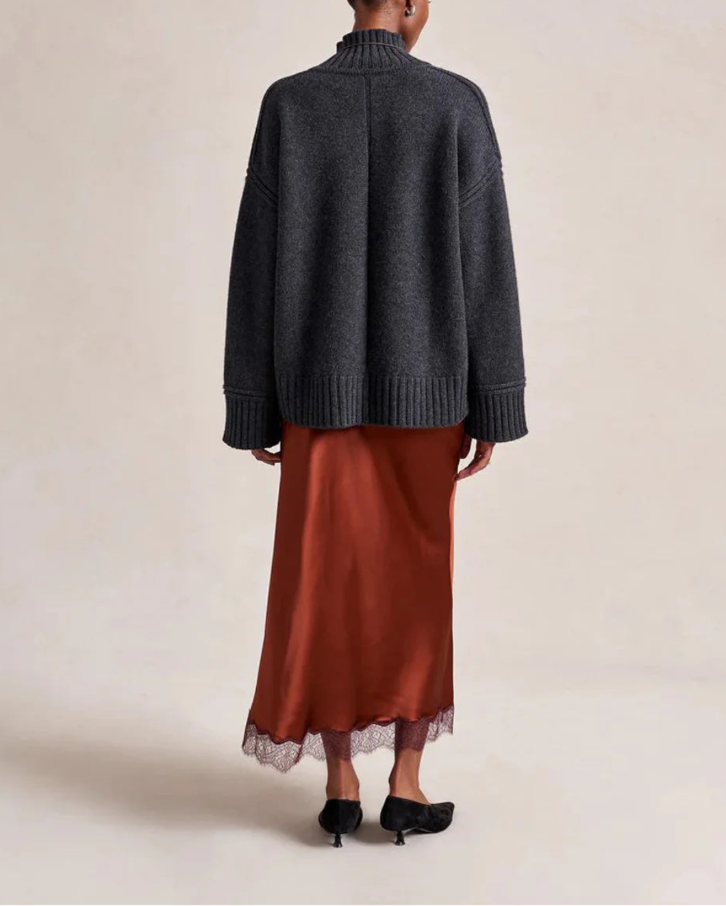 LA LIGNE demi skirt rust on figure back