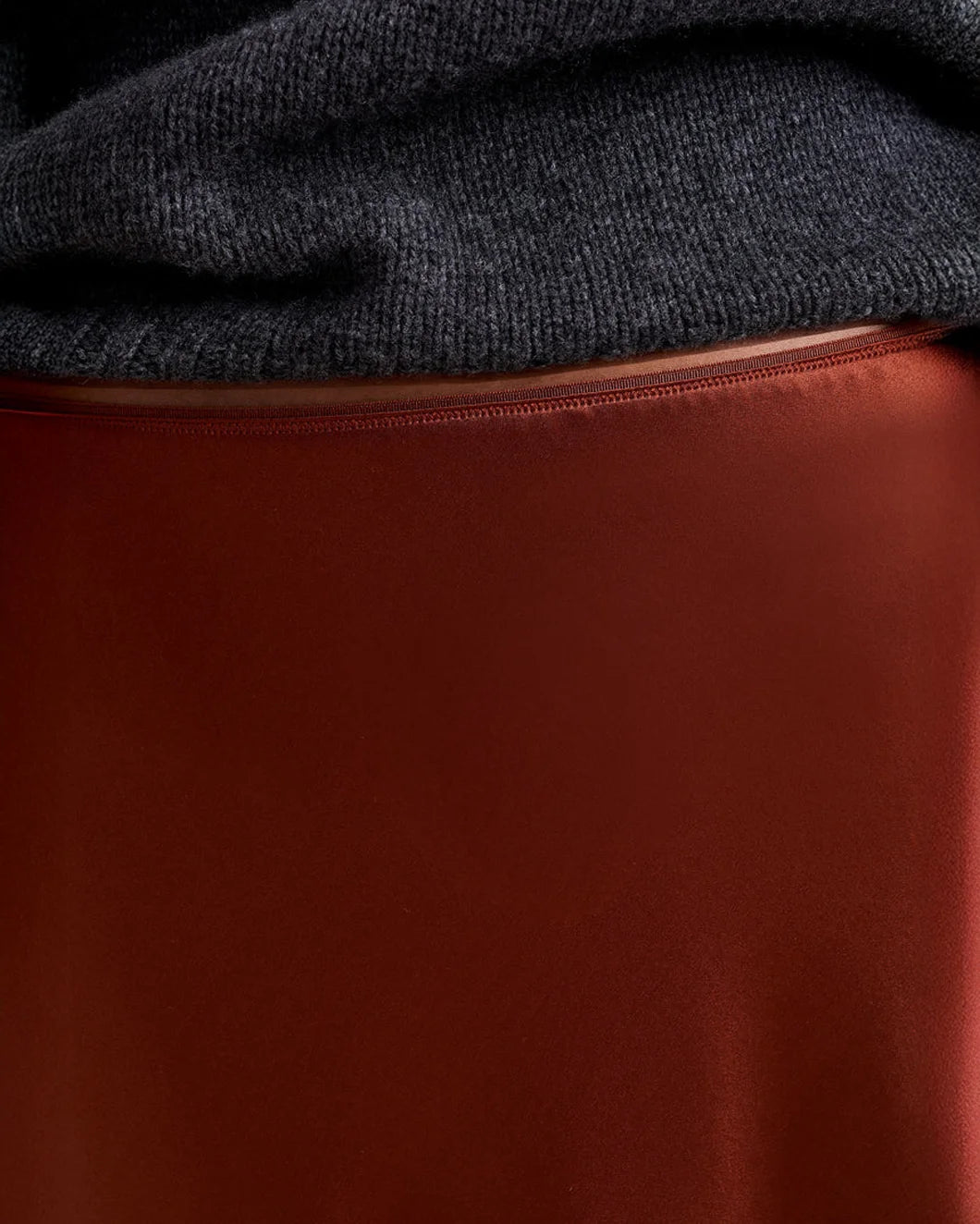 LA LIGNE demi skirt rust on figure detail