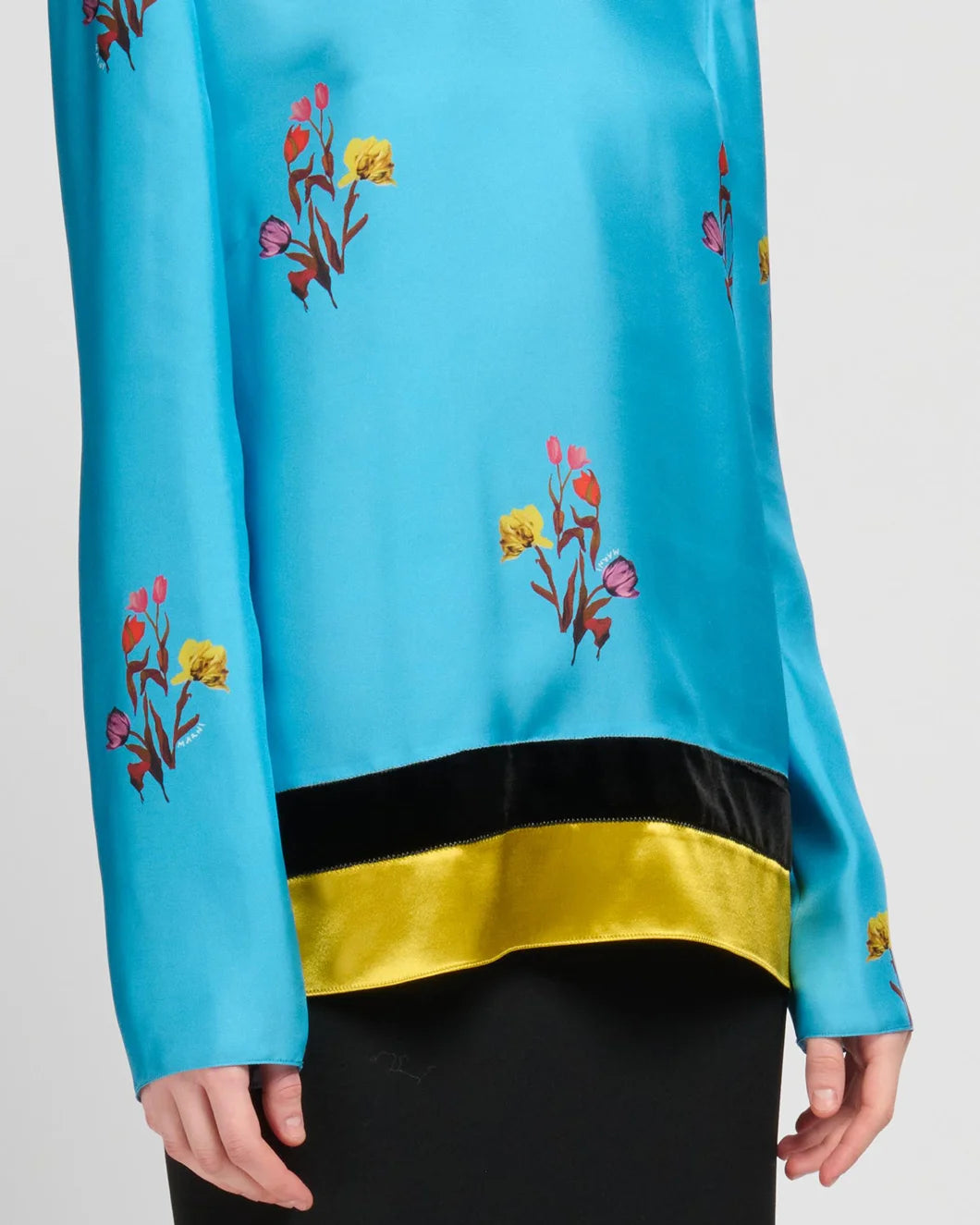 MARNI Tulip silk twill printed top blue on figure detail
