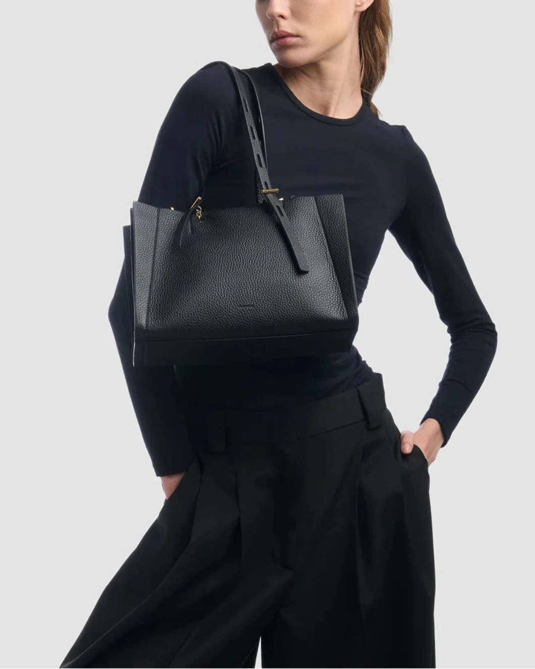 MINO BOSSI Paulina Bag Nero on figure front
