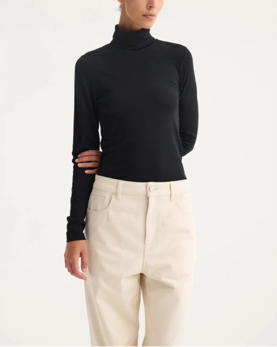 ROHE fine merino turtleneck black on figure front