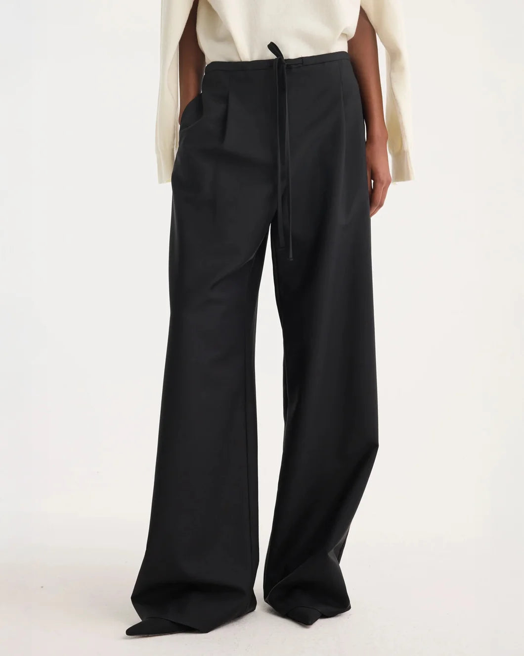 ROHE relaxed drawstring trousers black on figure front detail