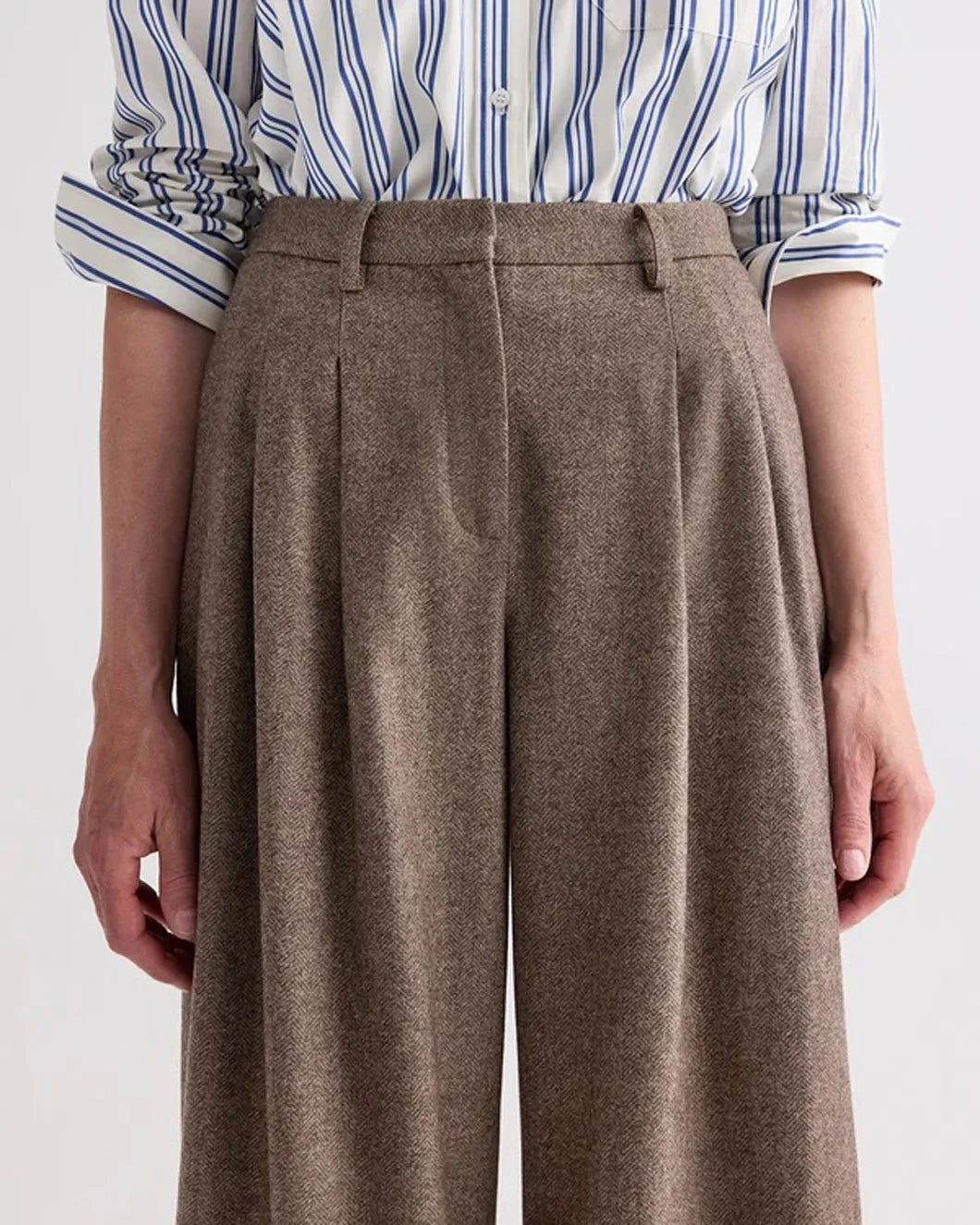 TWP Avery Pant Pinecone brown on figure front detail