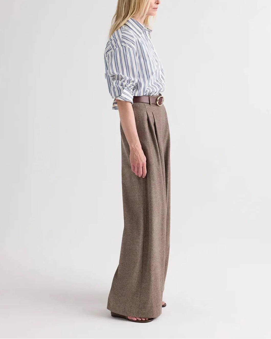 TWP Avery Pant Pinecone brown on figure side