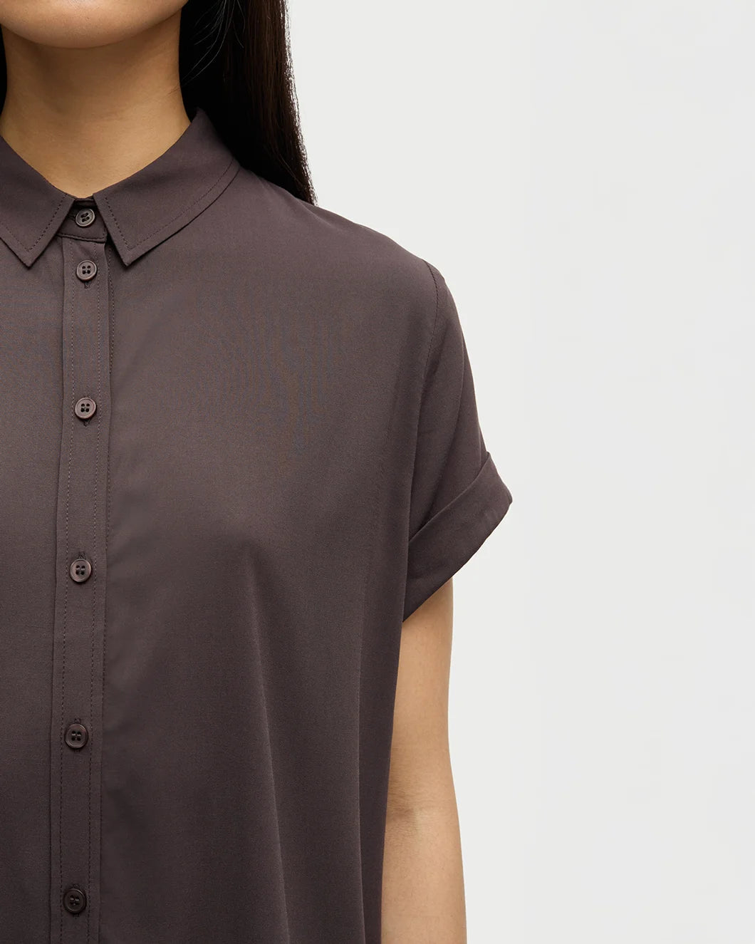 samsoe samsoe mocha brown Majan short sleeve Shirt on model front detail view
