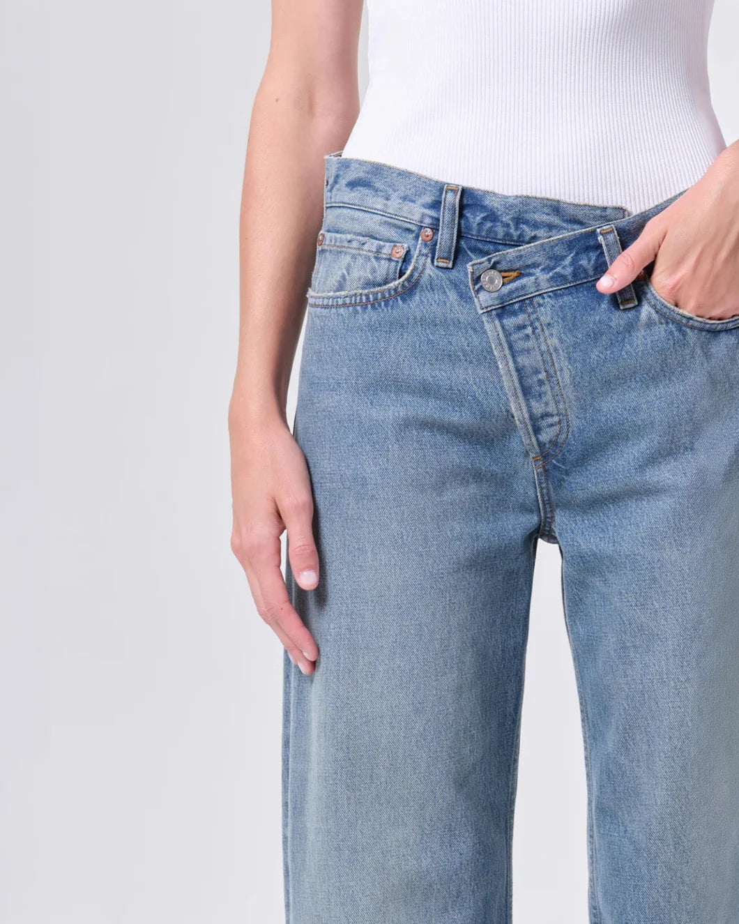 AGOLDE Arc criss cross jean in conclusion on figure front detail