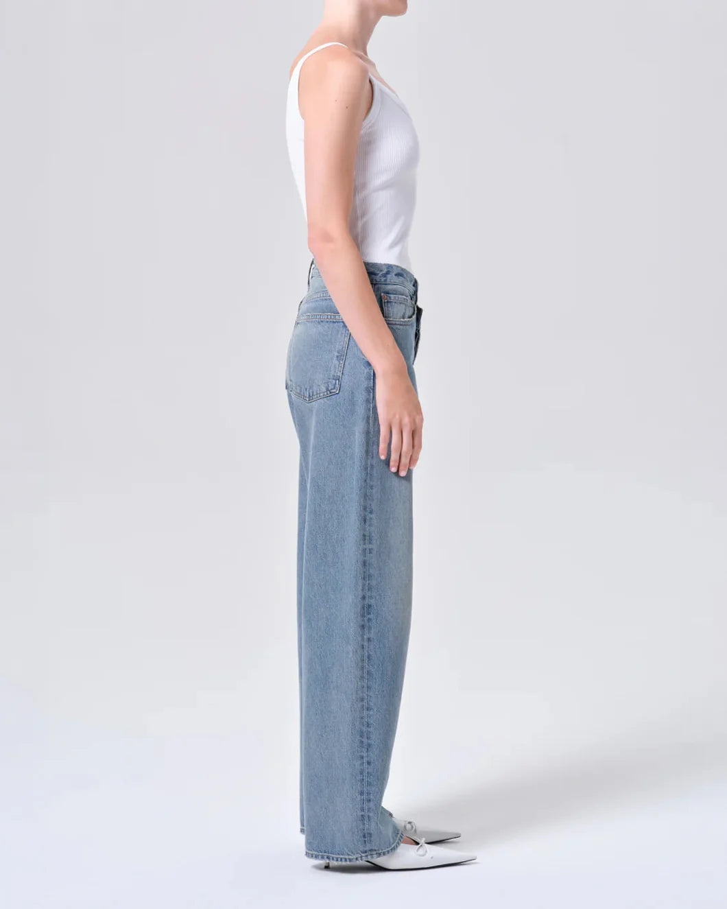 AGOLDE Arc criss cross jean in conclusion on figure side