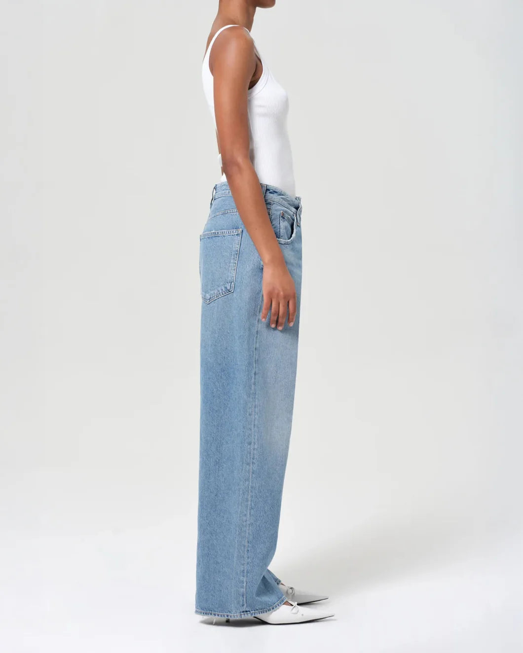 AGOLDE vana jean dark indigo on figure side