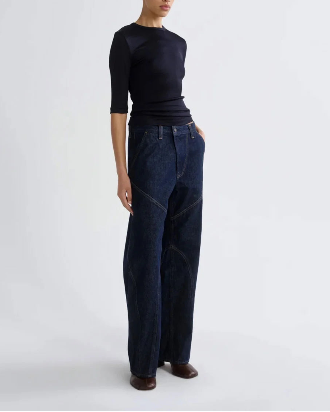 AGOLDE Reena Jean rinse on figure front 1