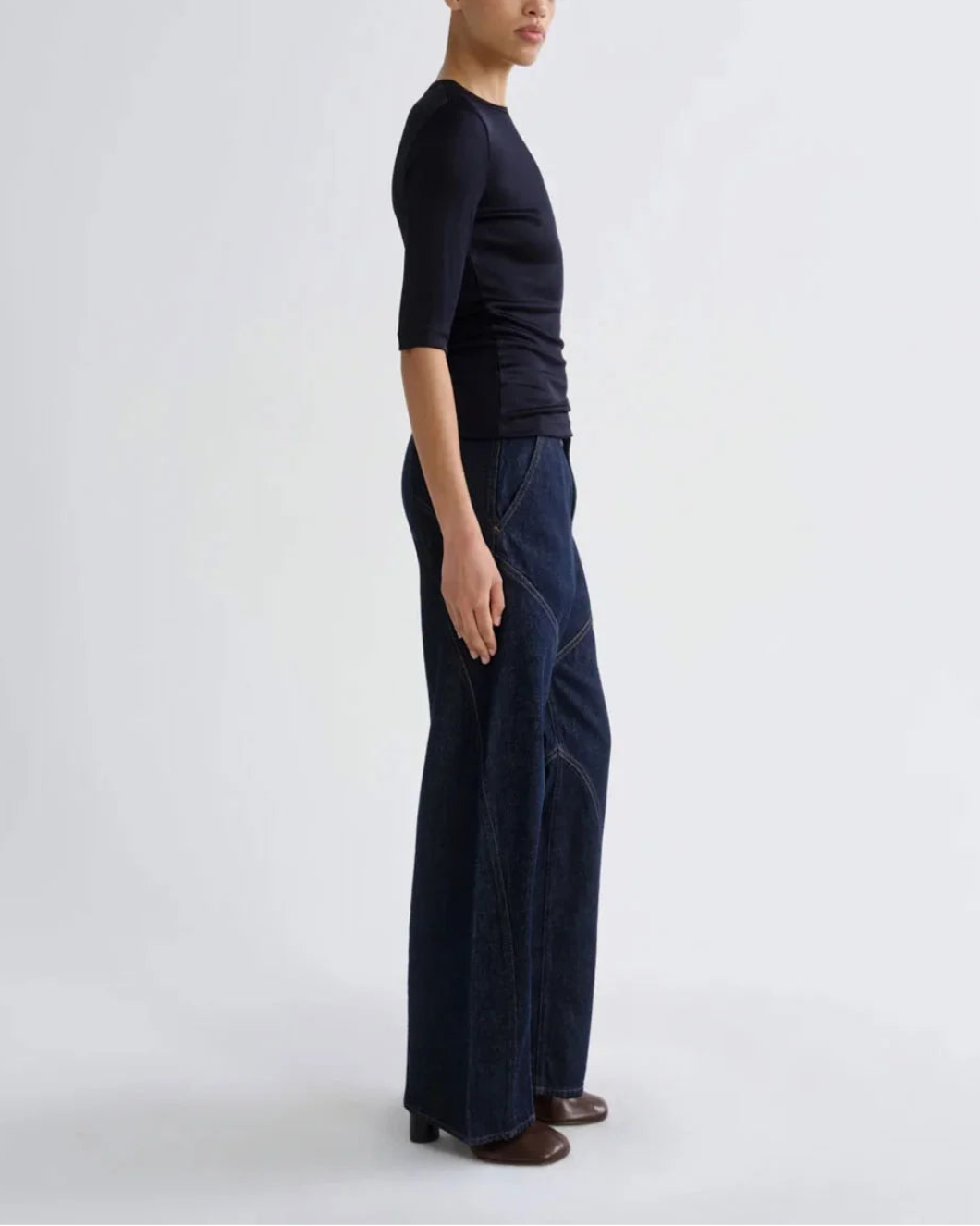 AGOLDE Reena Jean rinse on figure side
