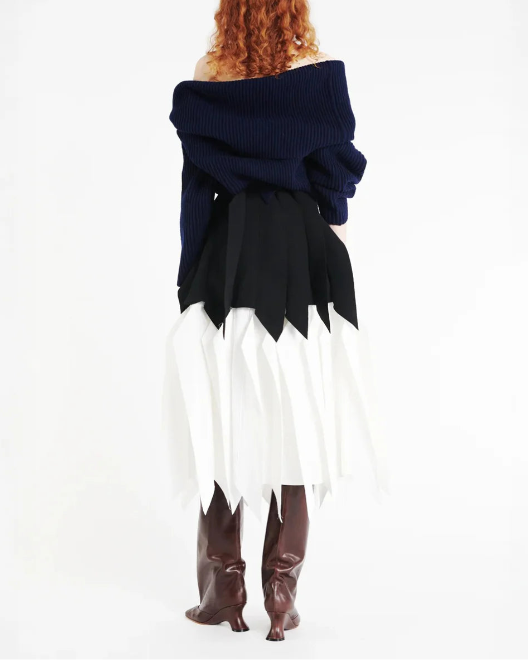 AWAKE MODE a line skirt black white on figure back