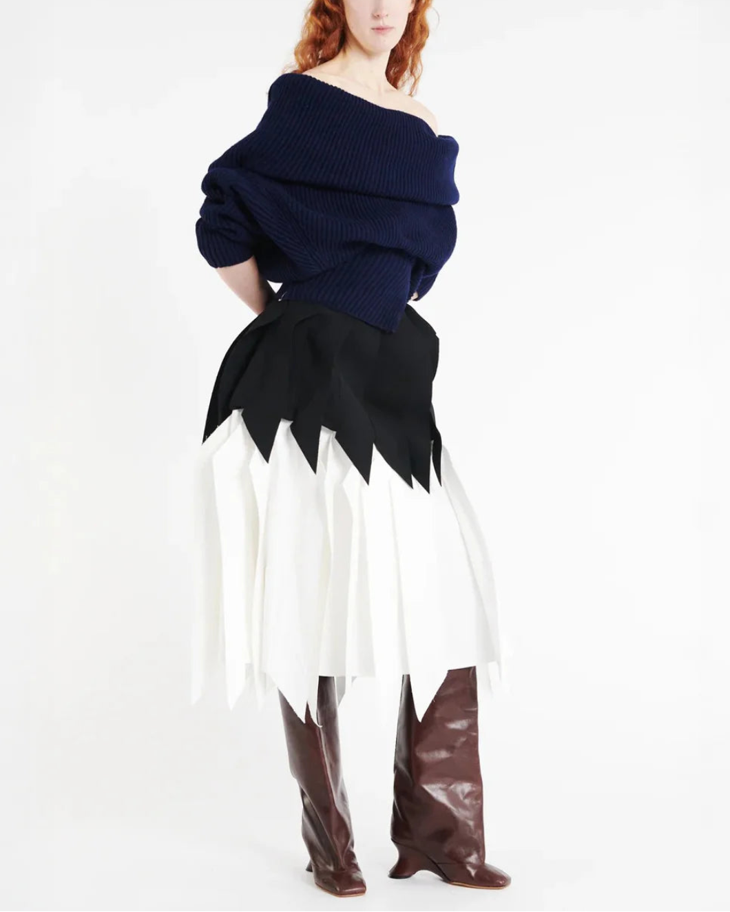 AWAKE MODE a line skirt black white on figure side