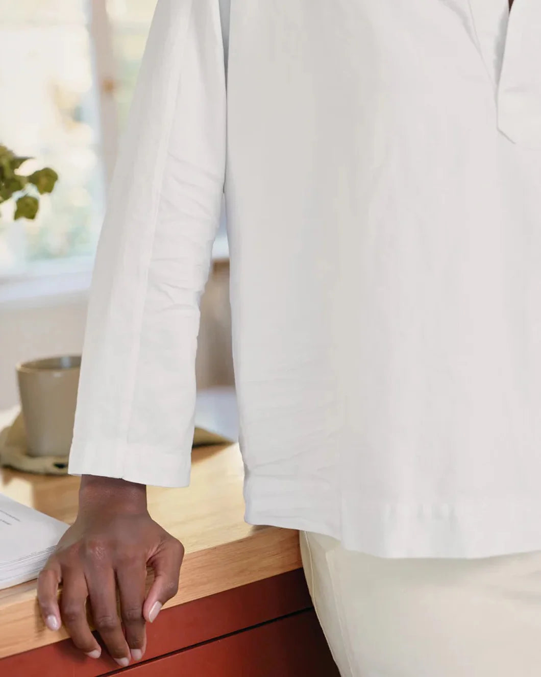 FRANK AND EILEEN popover shirt white on figure front detail