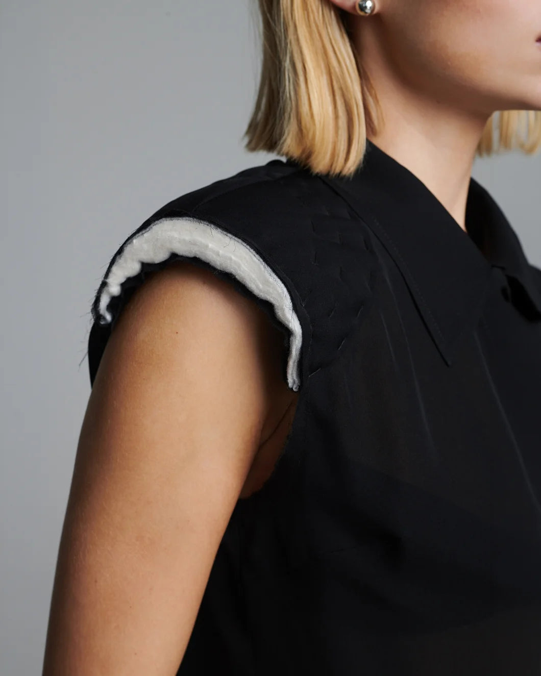 FRENKEN Shoudlered Silk Shirt Black on figure side detail