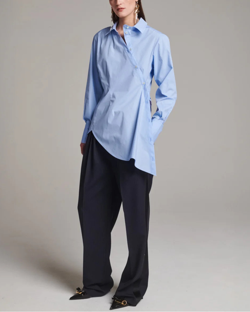 FRENKEN twisted cotton shirt light blue on figure front