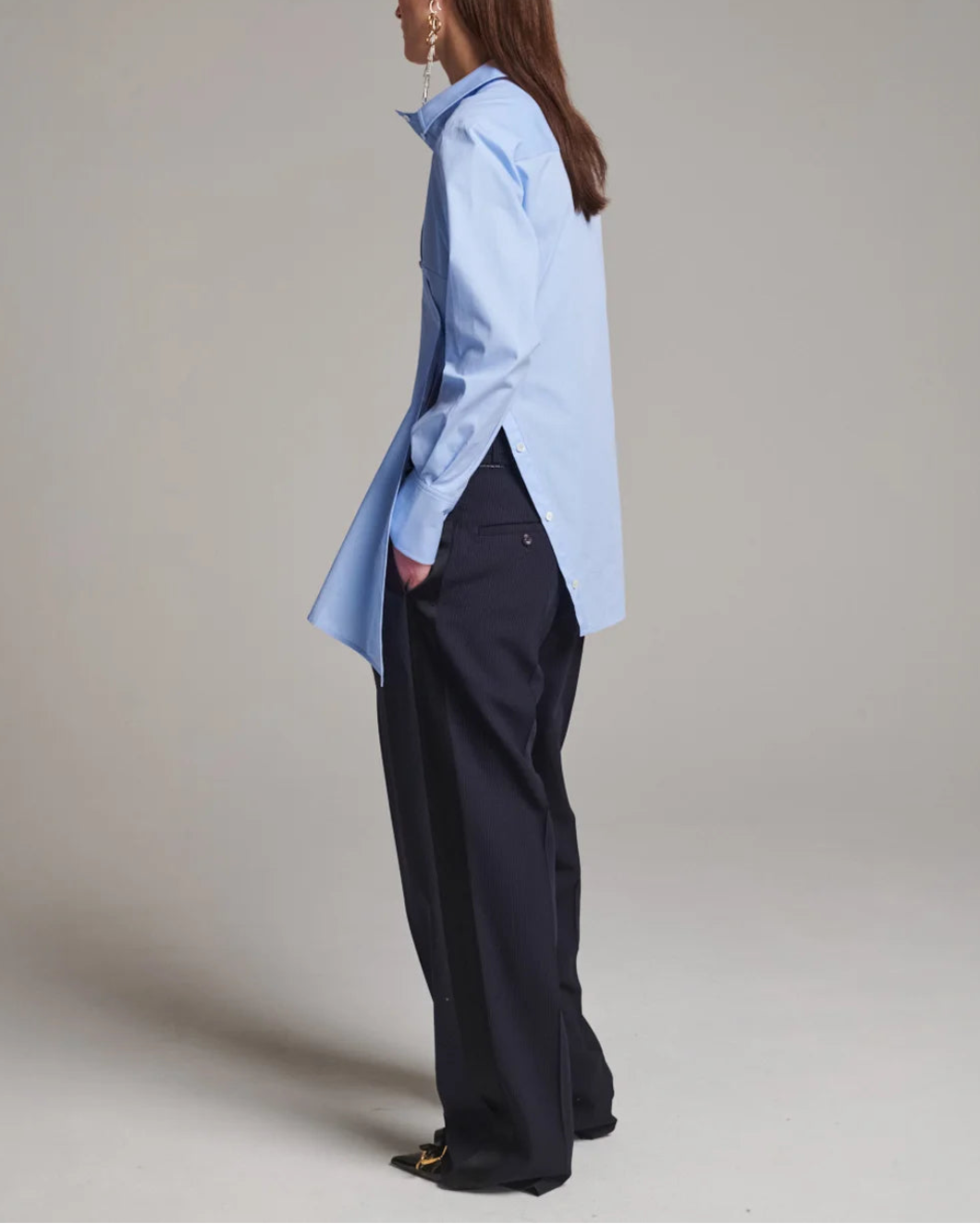 FRENKEN twisted cotton shirt light blue on figure side