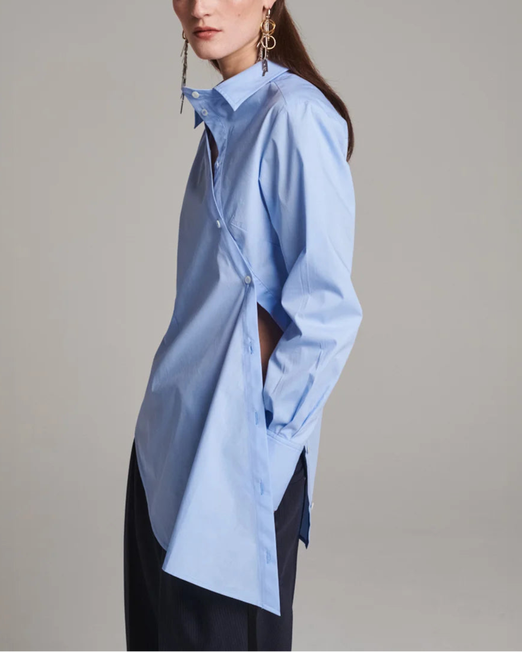 FRENKEN twisted cotton shirt light blue on figure side