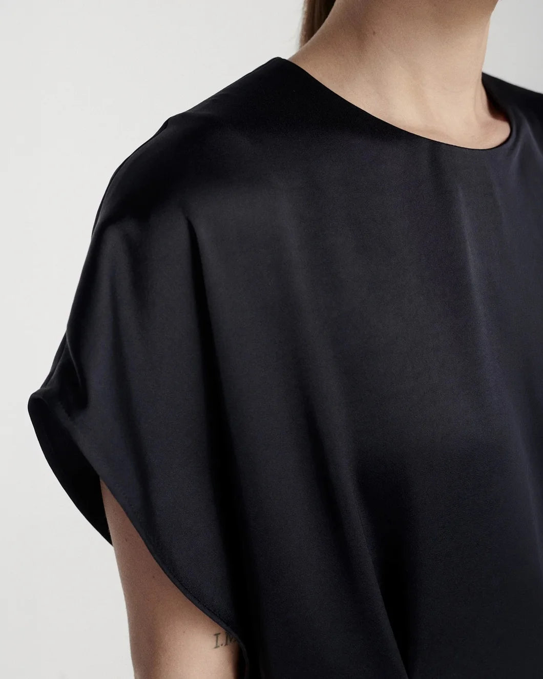 FRENKEN Reposition scarf dress - Navy on figure front detail