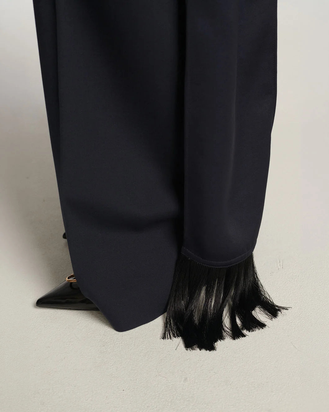 FRENKEN Best S6 Large pants Satin Scarf Navy on figure side bottom detail