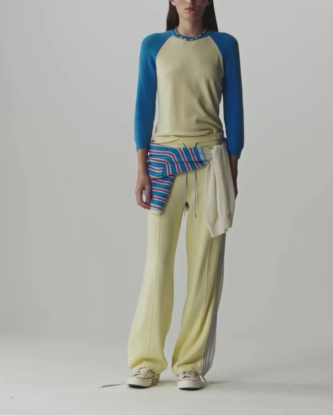 GUEST IN RESIDENCE Baseball Tee cashmere sail/mist on figure front 1