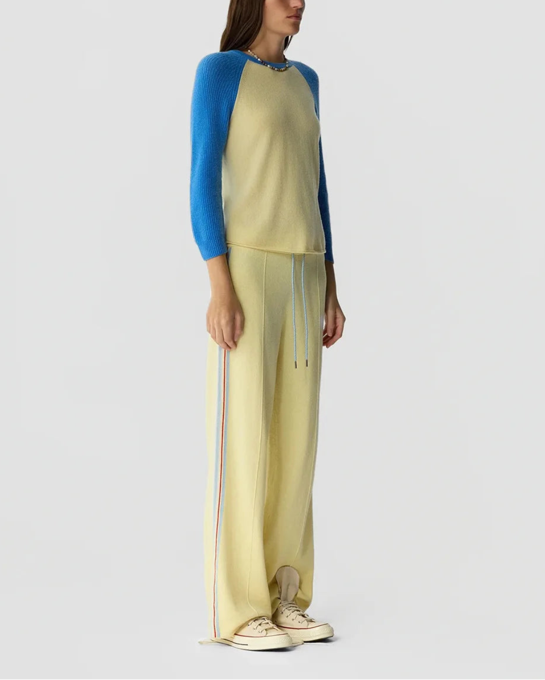 GUEST IN RESIDENCE Baseball Tee cashmere sail/mist on figure side