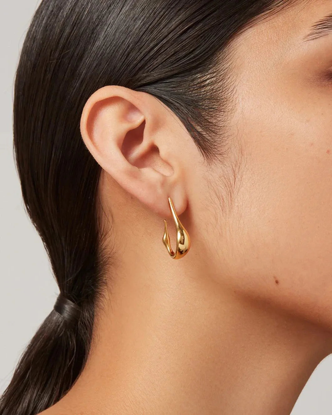 JENNY BIRD Colette hoops gold on figure side
